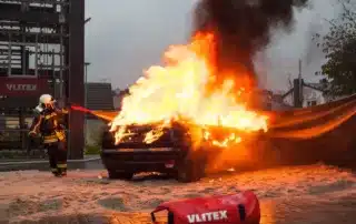 Brandbegrenzungsdecke E-Auto im Einsatz bei Fahrzeugbrand.