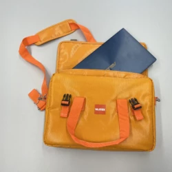 Laptop wird in die VLITEX Laptop-Brandbegrenzungstasche gelegt