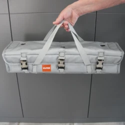 Hand hält eine transportfähige VLITEX E-Bike Akku-Tasche