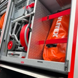 VLITEX Tragesack sicher im Feuerwehrfahrzeug verstaut.