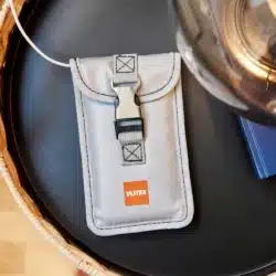 Smartphone in der VLITEX Brandbegrenzungstasche mit Schnallenverschluss