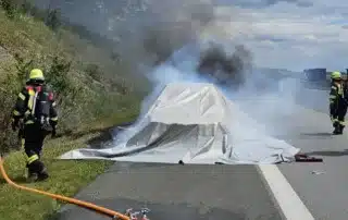 Einsatz der Brandbegrenzungsdecke bei einem Lithium-Ionen-Akkubrand auf einer Autobahn durch die Freiwillige Feuerwehr Helmstadt