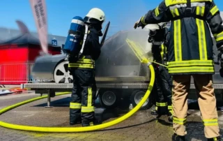 Feuerwehrkräfte nutzen FIREdown Sprayjet für Löschung