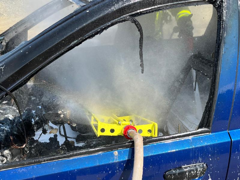 Blaues Unfallfahrzeug ohne Seitenscheibe mit FIREdown SprayJet Sprühnebelgerät