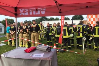 VLITEX Messestand mit Besuchern in Feuerwehr Ausrüstung