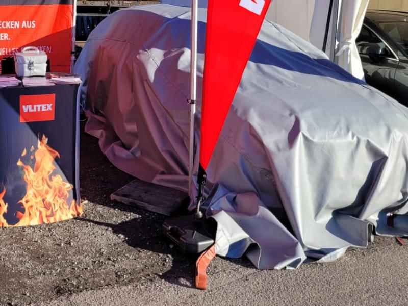 VLITEX Brandbegrenzungsdecke über Auto auf Messe Schadensstelle in Uppsala Schweden