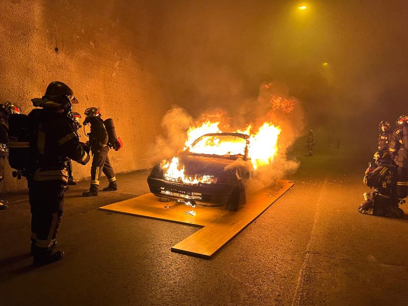 brennendes auto bei löschübung im tunnel in österreich